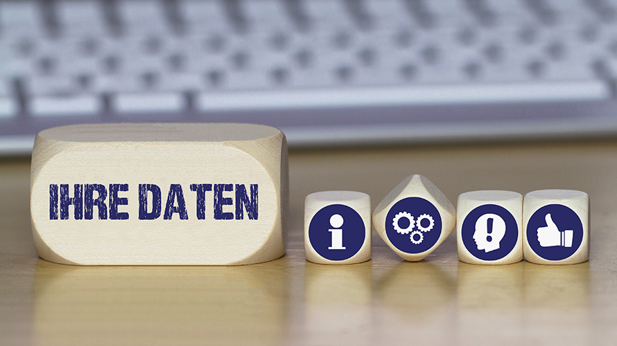 Datenspeicherung Holzwürfel mit dem Schriftzug "Ihre Daten" und Würfel, die Informationen symbolisieren.